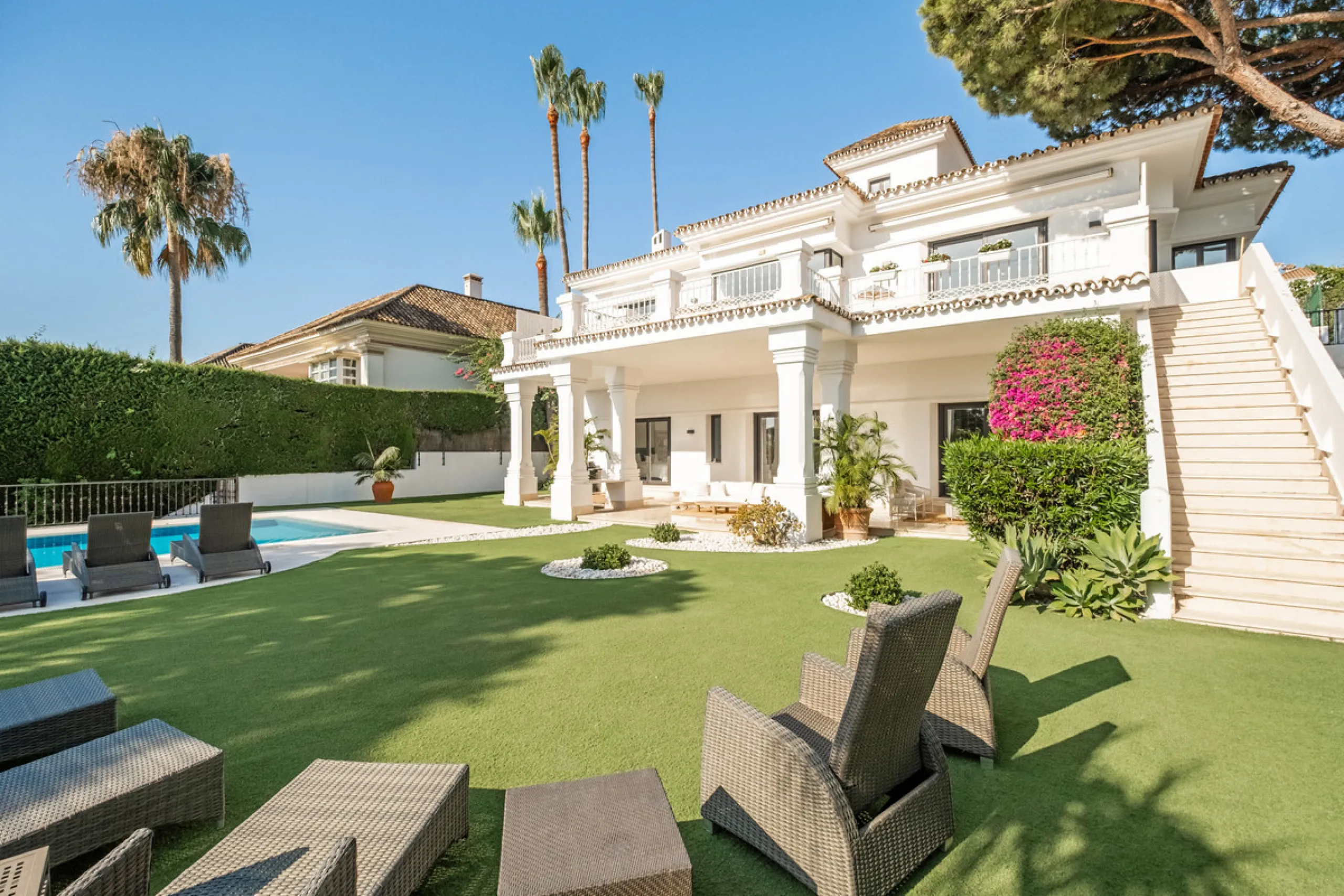 Stunning frontline golf villa with panoramic mountain views to La Concha as well as overlooking the beautiful Aloha Golf course.