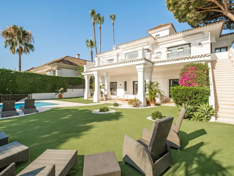 Stunning frontline golf villa with panoramic mountain views to La Concha as well as overlooking the beautiful Aloha Golf course.
