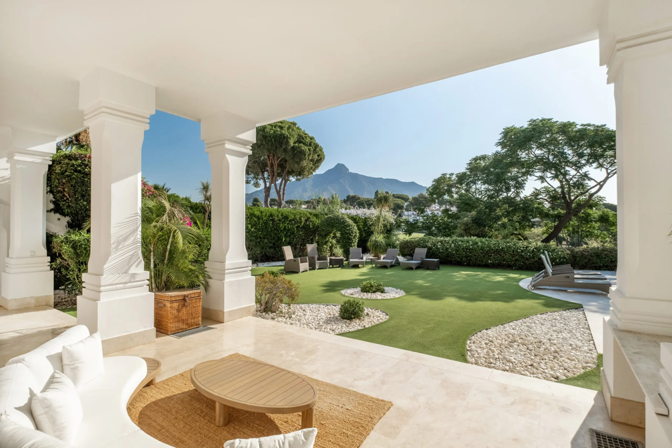 Stunning frontline golf villa with panoramic mountain views to La Concha as well as overlooking the beautiful Aloha Golf course.