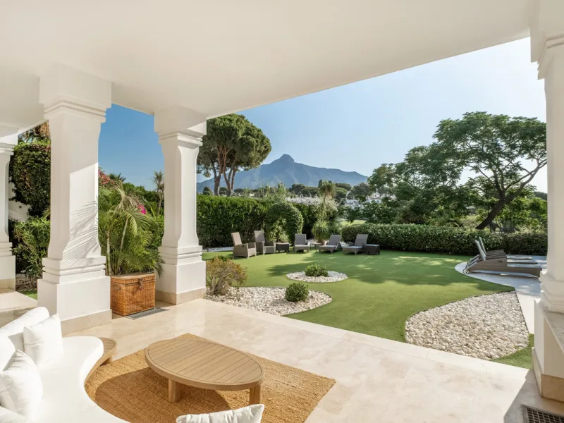 Stunning frontline golf villa with panoramic mountain views to La Concha as well as overlooking the beautiful Aloha Golf course.