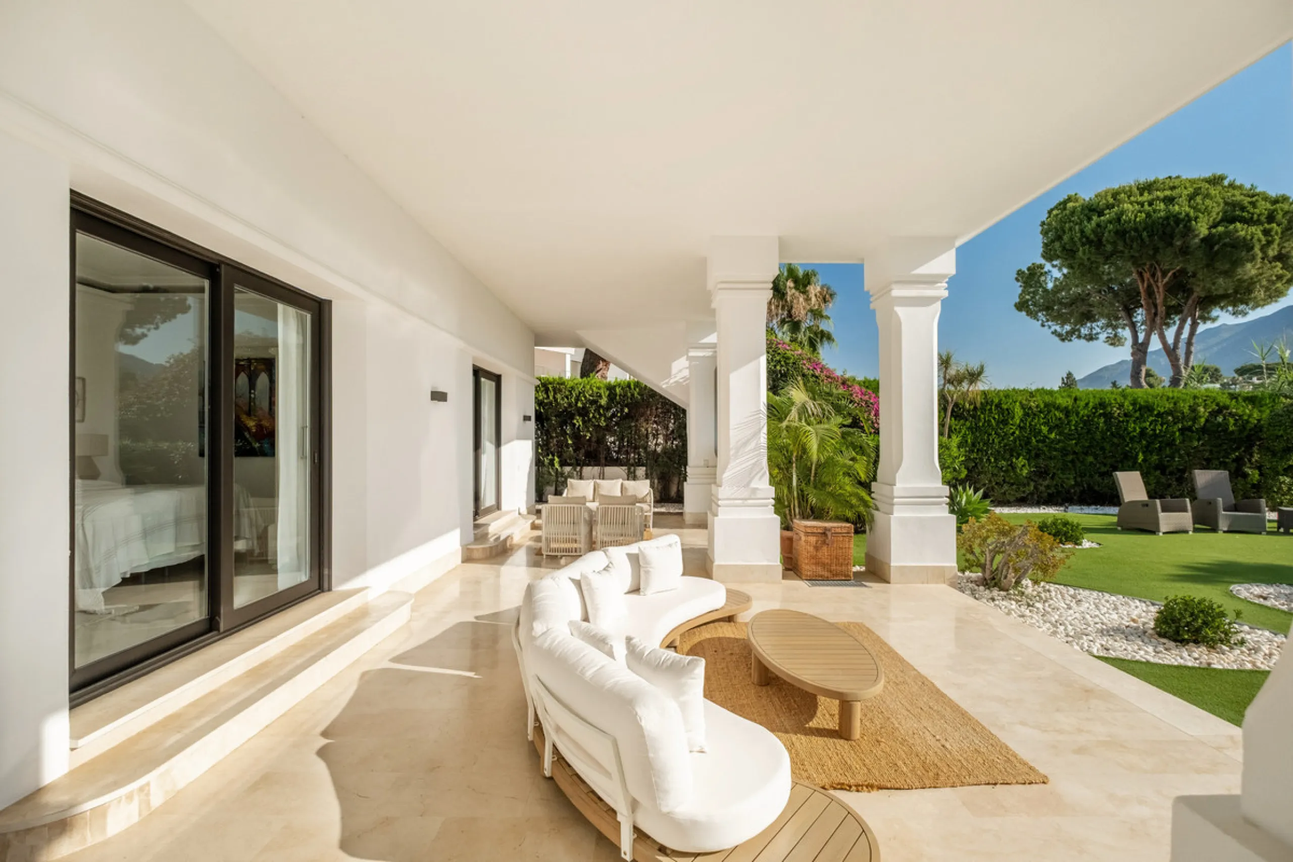 Stunning frontline golf villa with panoramic mountain views to La Concha as well as overlooking the beautiful Aloha Golf course.