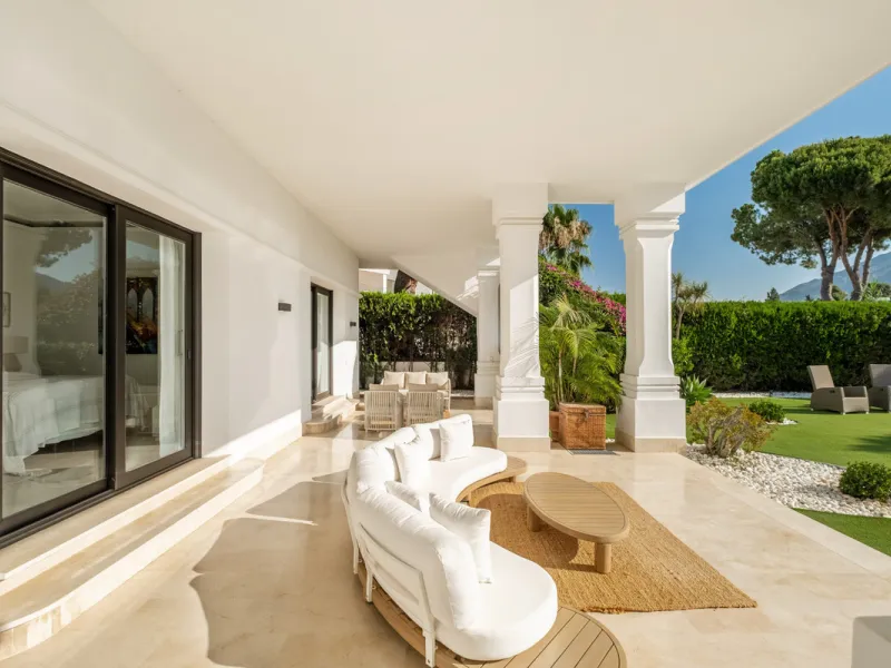 Stunning frontline golf villa with panoramic mountain views to La Concha as well as overlooking the beautiful Aloha Golf course.