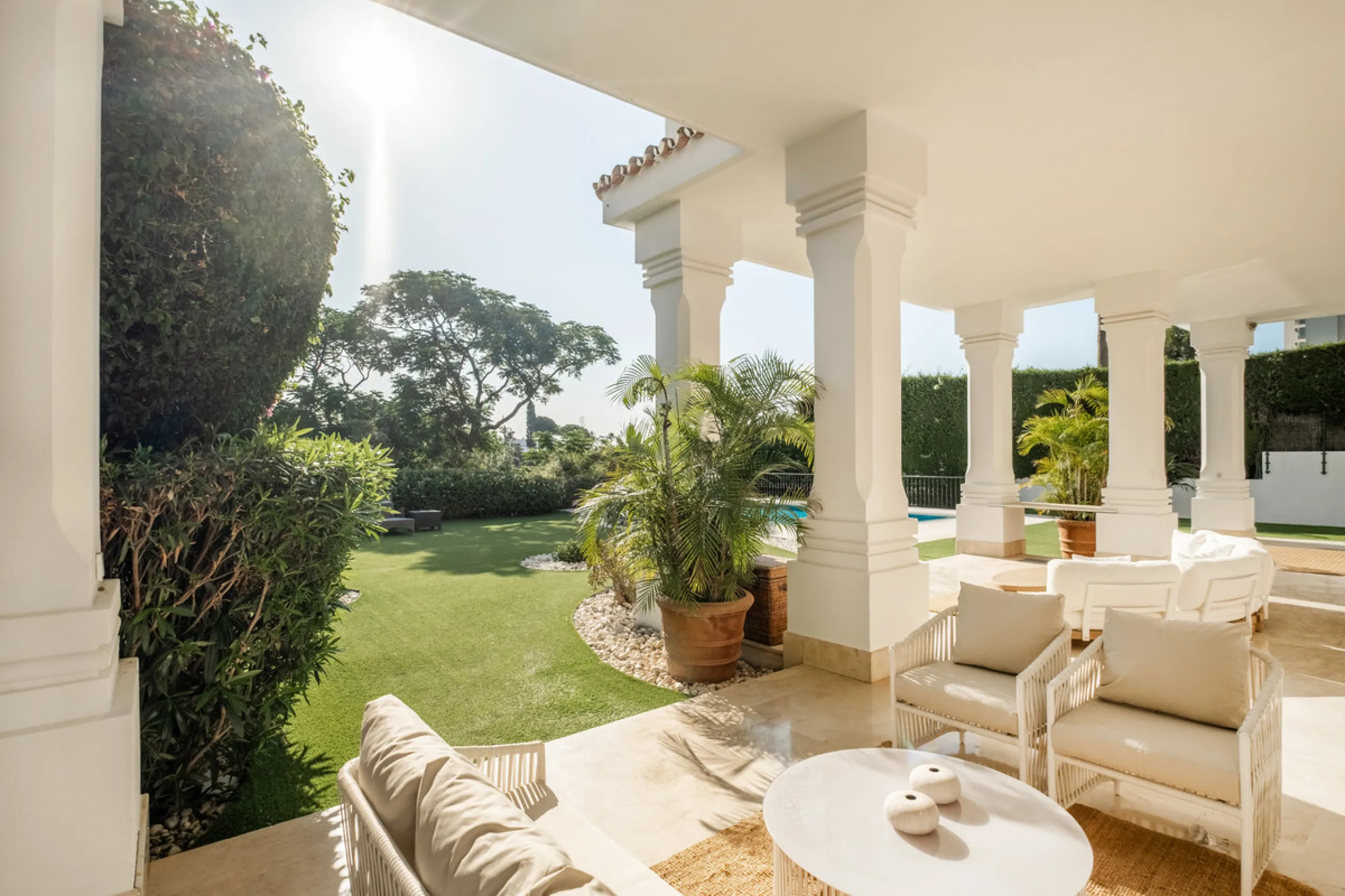Stunning frontline golf villa with panoramic mountain views to La Concha as well as overlooking the beautiful Aloha Golf course.