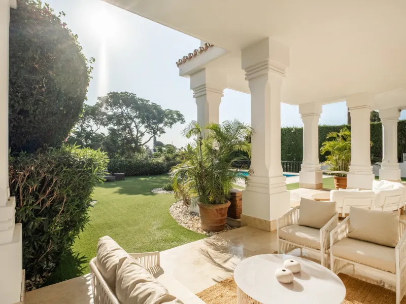 Stunning frontline golf villa with panoramic mountain views to La Concha as well as overlooking the beautiful Aloha Golf course.