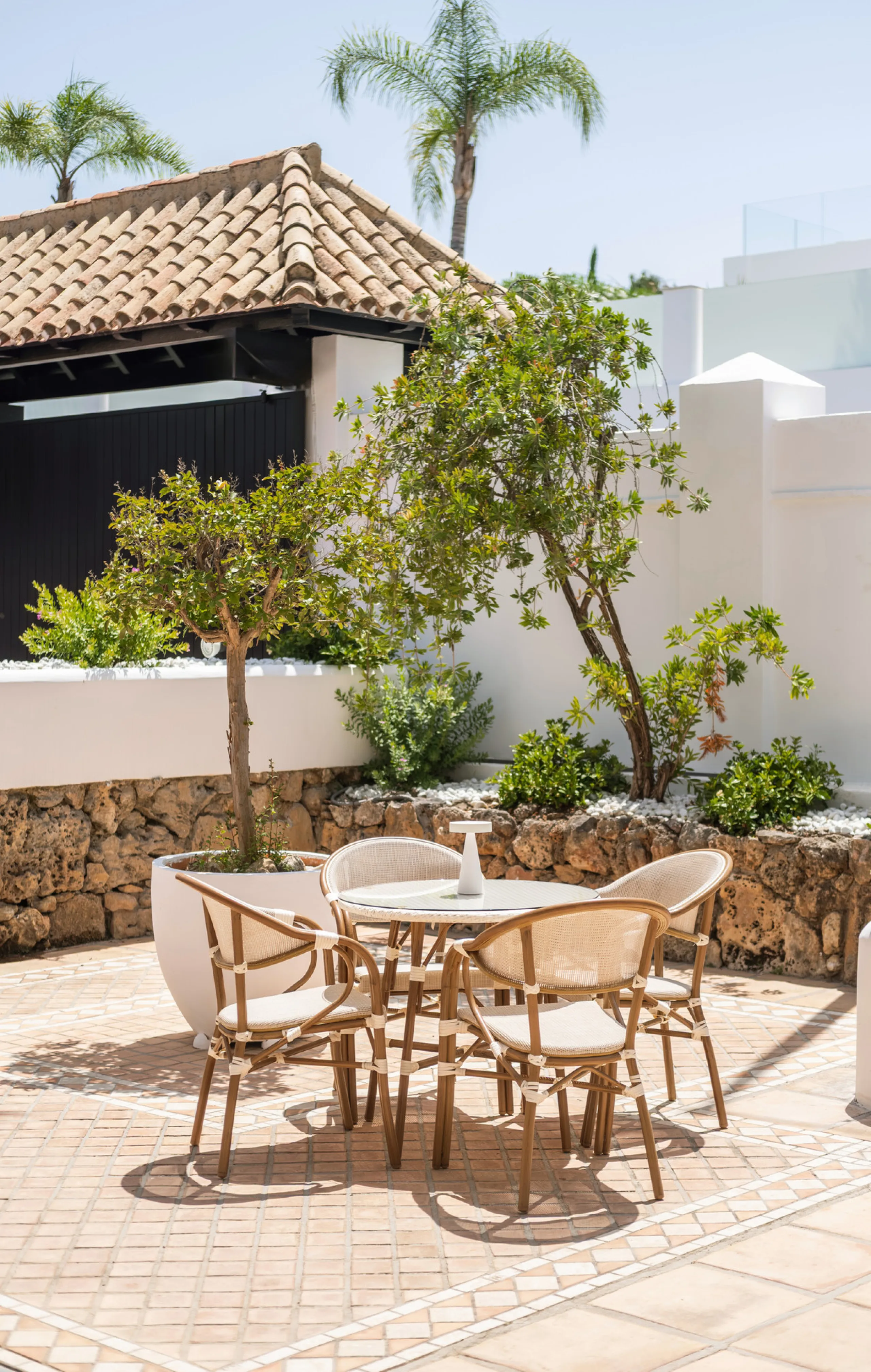 Stunning frontline golf villa with panoramic mountain views to La Concha as well as overlooking the beautiful Aloha Golf course.