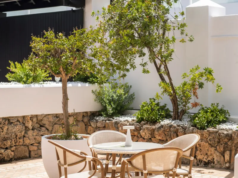 Stunning frontline golf villa with panoramic mountain views to La Concha as well as overlooking the beautiful Aloha Golf course.