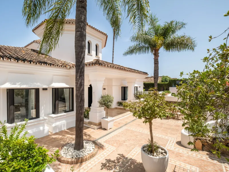 Stunning frontline golf villa with panoramic mountain views to La Concha as well as overlooking the beautiful Aloha Golf course.