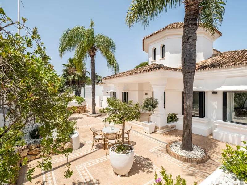 Stunning frontline golf villa with panoramic mountain views to La Concha as well as overlooking the beautiful Aloha Golf course.