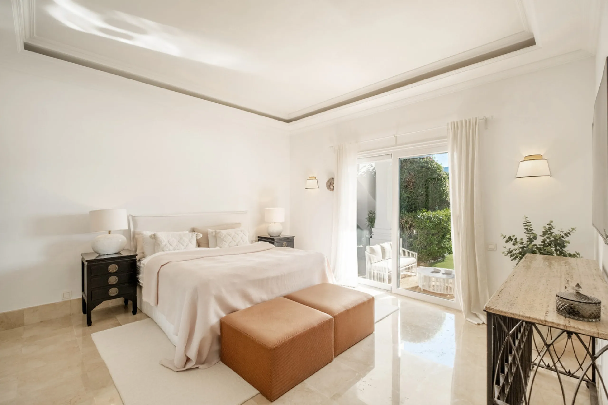Stunning frontline golf villa with panoramic mountain views to La Concha as well as overlooking the beautiful Aloha Golf course.