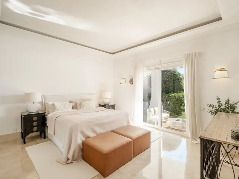 Stunning frontline golf villa with panoramic mountain views to La Concha as well as overlooking the beautiful Aloha Golf course.