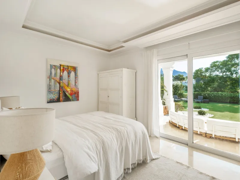Stunning frontline golf villa with panoramic mountain views to La Concha as well as overlooking the beautiful Aloha Golf course.
