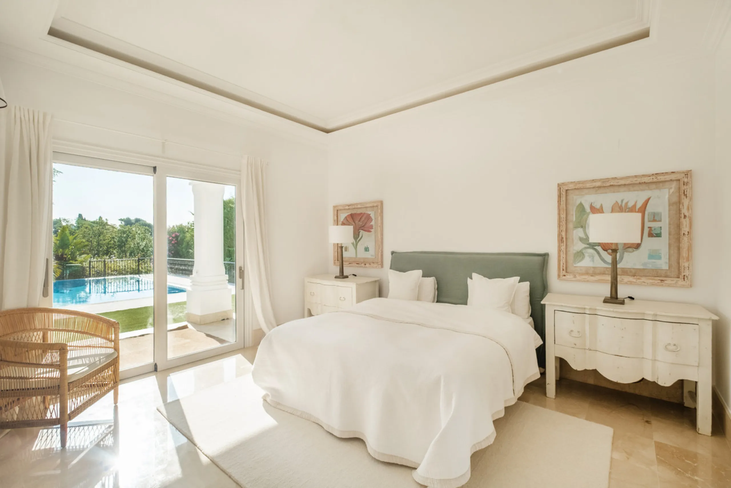 Stunning frontline golf villa with panoramic mountain views to La Concha as well as overlooking the beautiful Aloha Golf course.