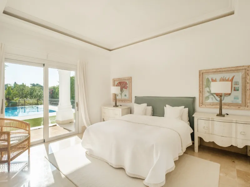 Stunning frontline golf villa with panoramic mountain views to La Concha as well as overlooking the beautiful Aloha Golf course.