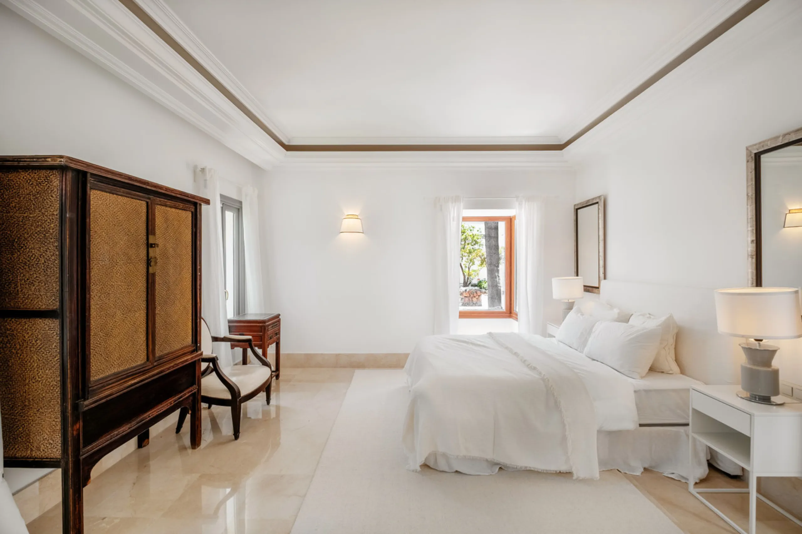 Stunning frontline golf villa with panoramic mountain views to La Concha as well as overlooking the beautiful Aloha Golf course.