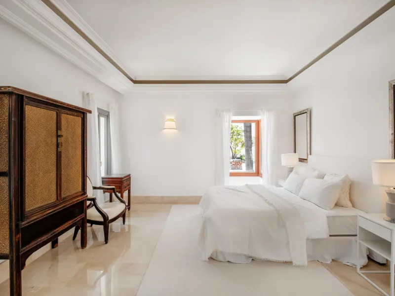Stunning frontline golf villa with panoramic mountain views to La Concha as well as overlooking the beautiful Aloha Golf course.