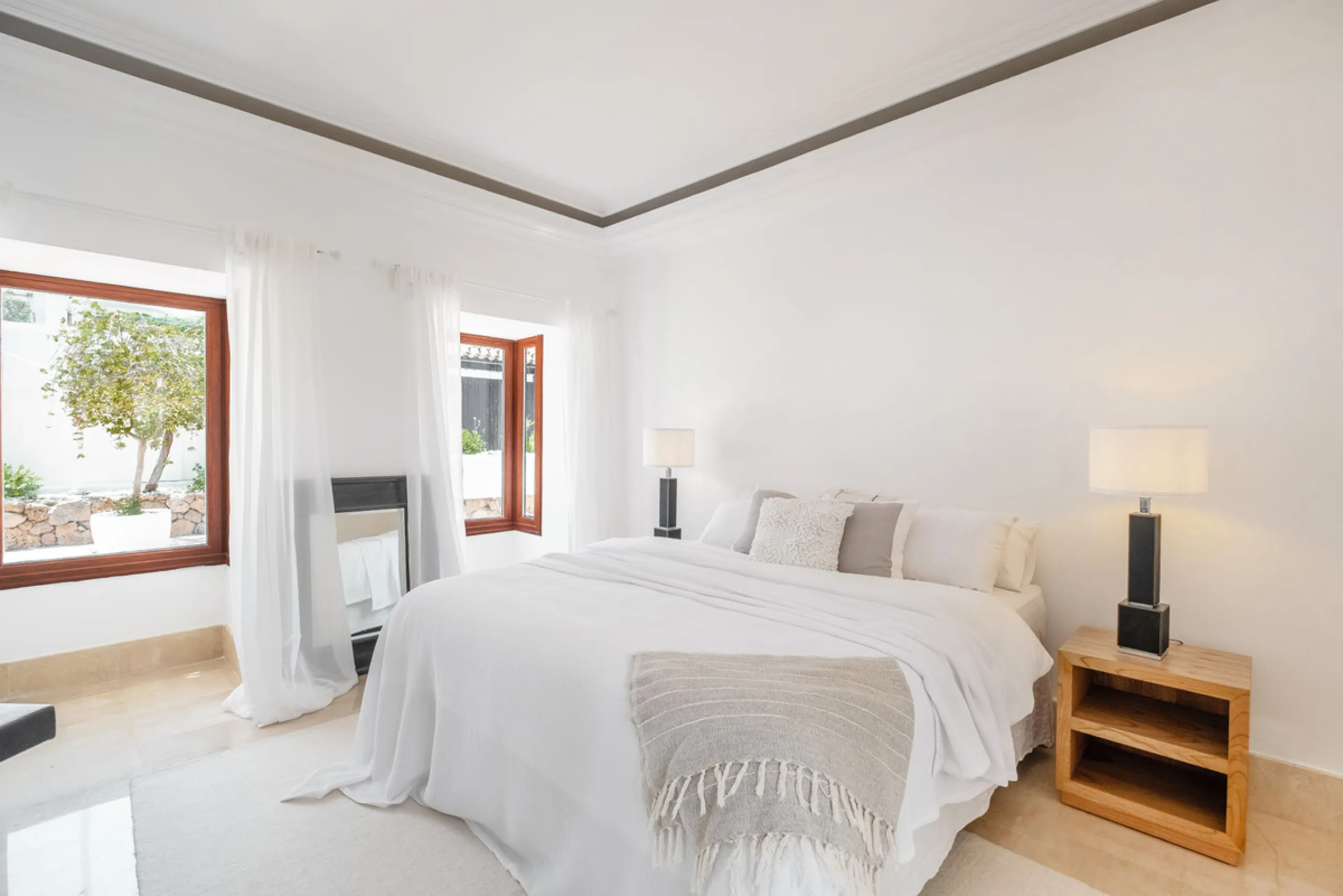 Stunning frontline golf villa with panoramic mountain views to La Concha as well as overlooking the beautiful Aloha Golf course.