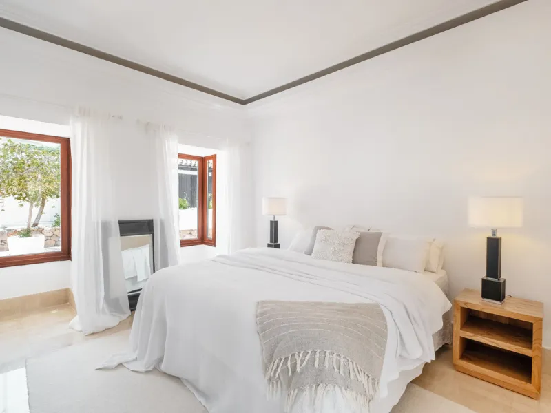 Stunning frontline golf villa with panoramic mountain views to La Concha as well as overlooking the beautiful Aloha Golf course.