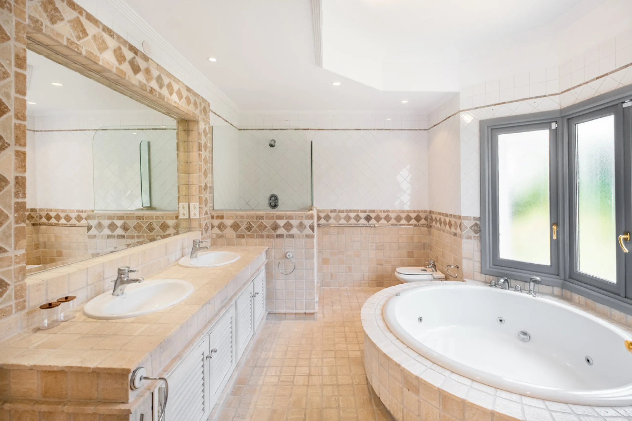 Stunning frontline golf villa with panoramic mountain views to La Concha as well as overlooking the beautiful Aloha Golf course.