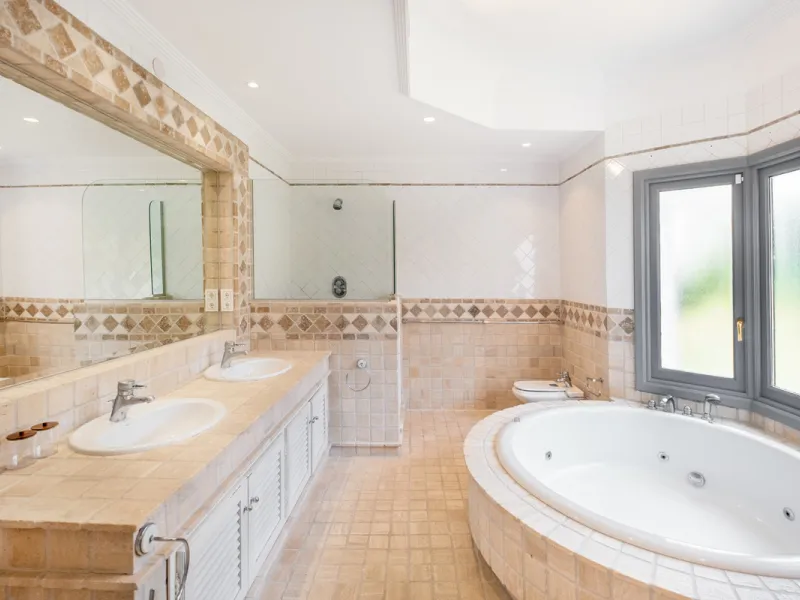 Stunning frontline golf villa with panoramic mountain views to La Concha as well as overlooking the beautiful Aloha Golf course.