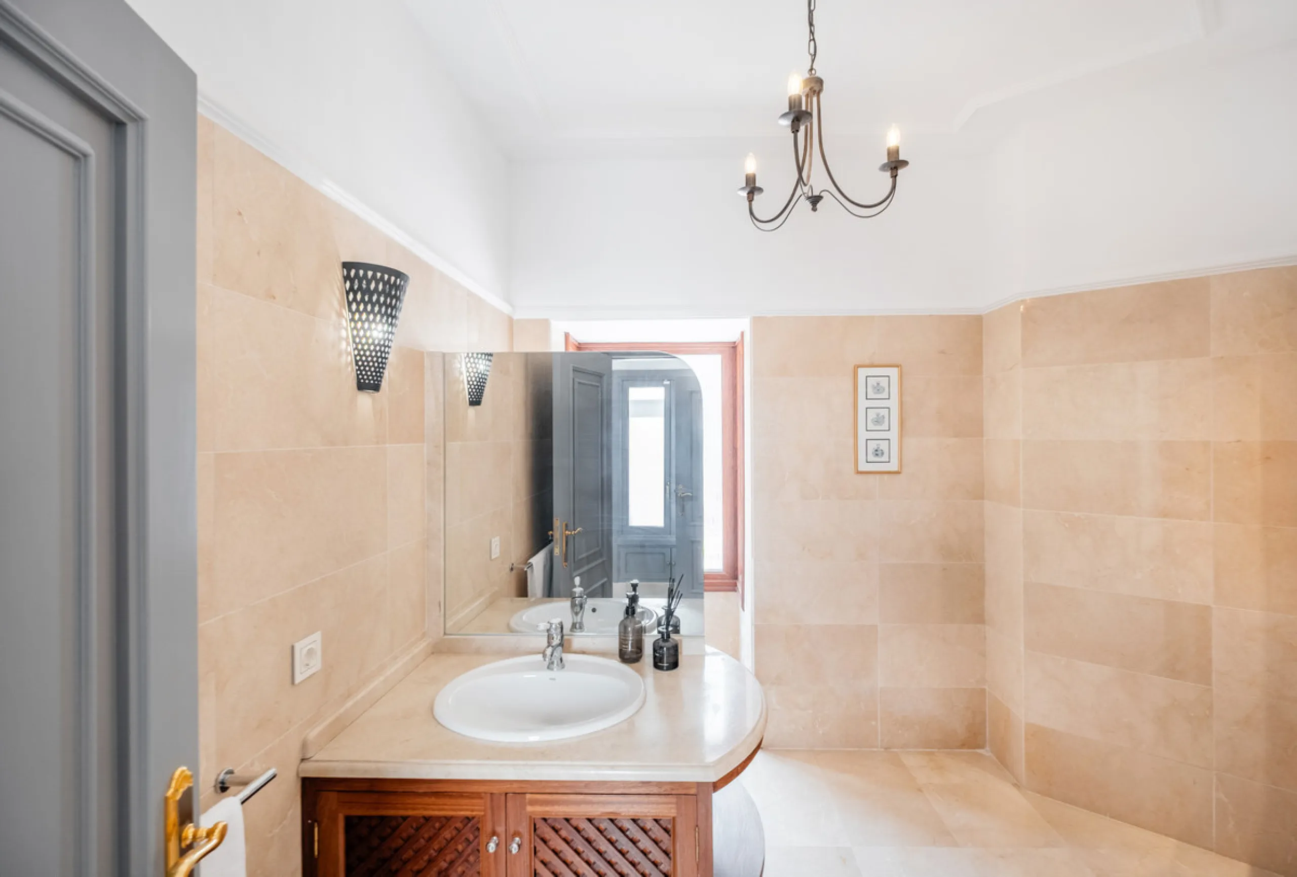 Stunning frontline golf villa with panoramic mountain views to La Concha as well as overlooking the beautiful Aloha Golf course.
