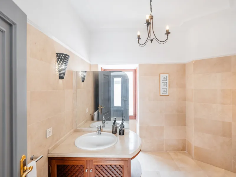 Stunning frontline golf villa with panoramic mountain views to La Concha as well as overlooking the beautiful Aloha Golf course.