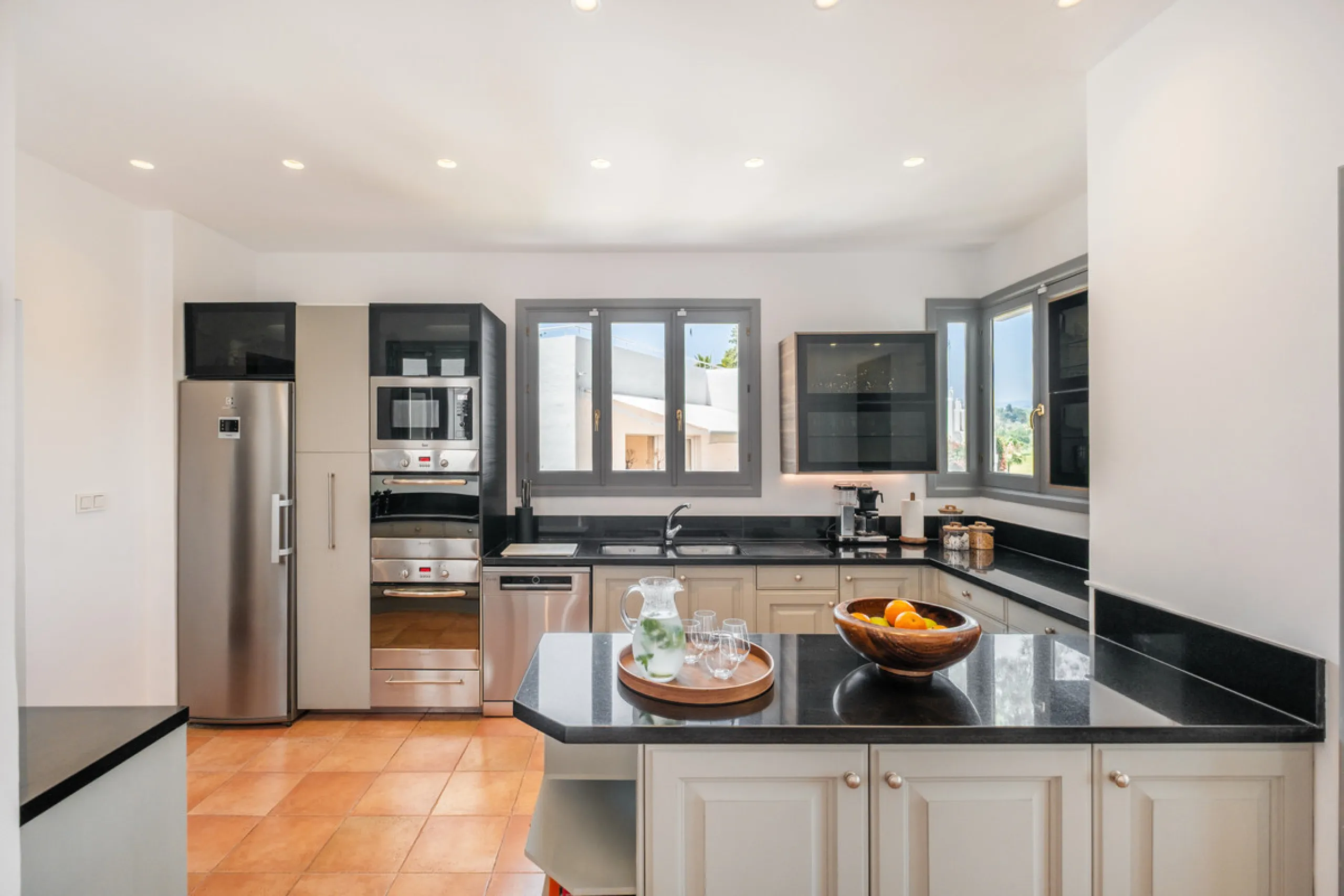 Stunning frontline golf villa with panoramic mountain views to La Concha as well as overlooking the beautiful Aloha Golf course.