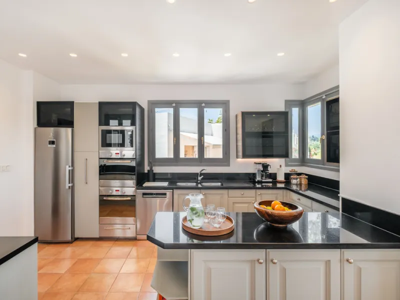 Stunning frontline golf villa with panoramic mountain views to La Concha as well as overlooking the beautiful Aloha Golf course.