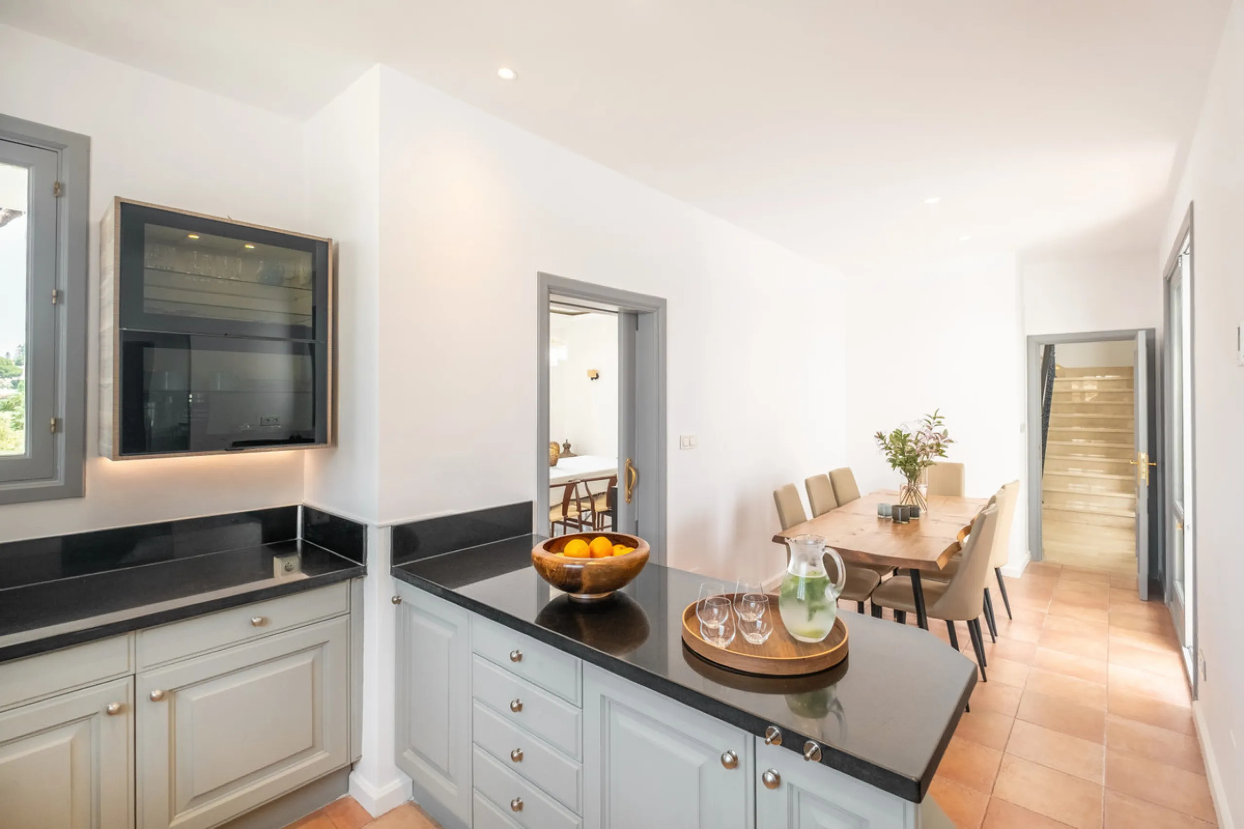 Stunning frontline golf villa with panoramic mountain views to La Concha as well as overlooking the beautiful Aloha Golf course.