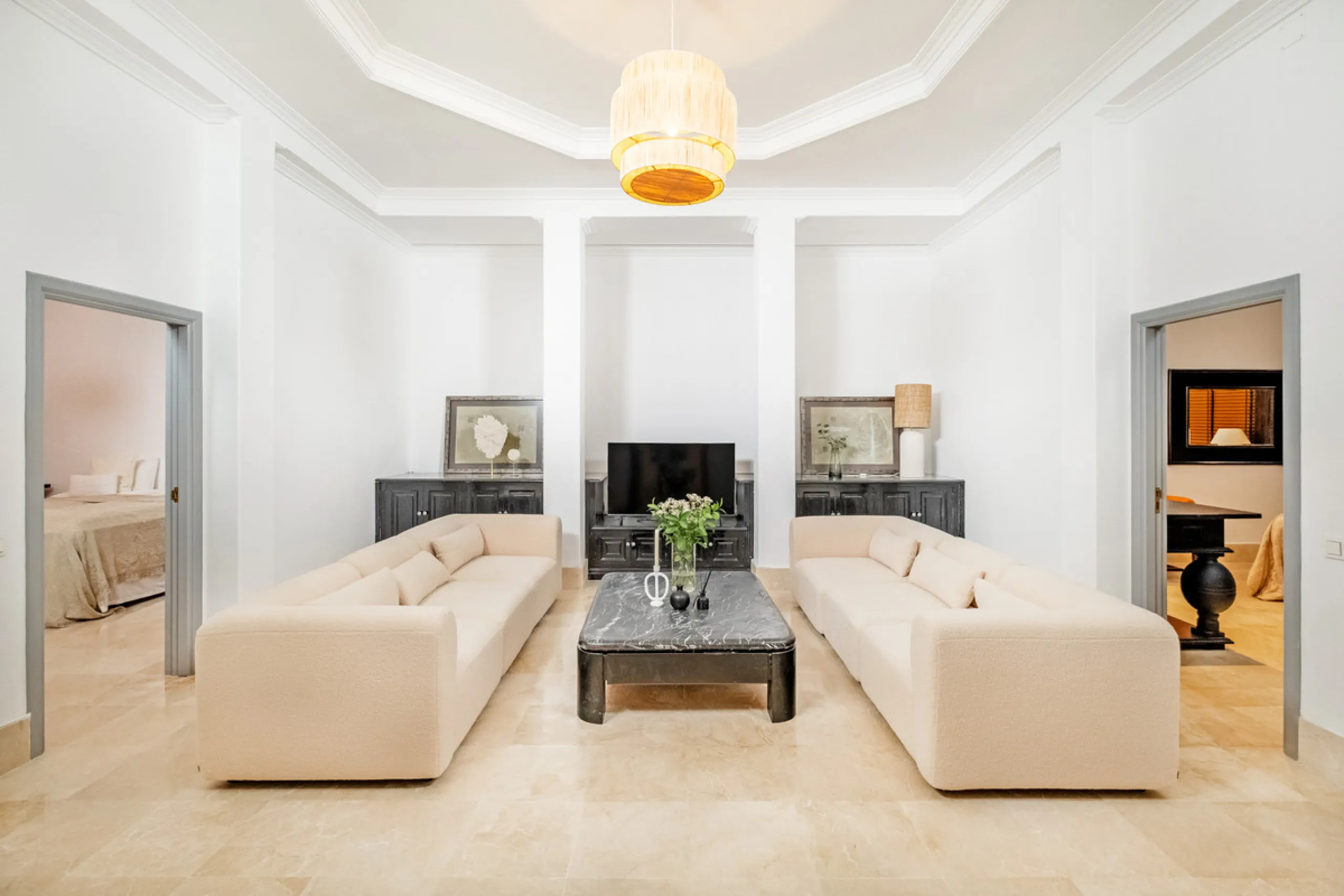 Stunning frontline golf villa with panoramic mountain views to La Concha as well as overlooking the beautiful Aloha Golf course.