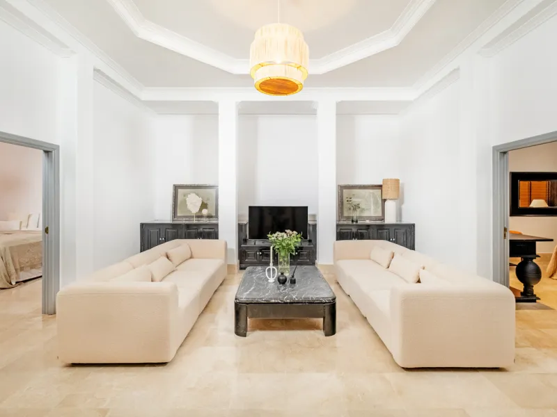Stunning frontline golf villa with panoramic mountain views to La Concha as well as overlooking the beautiful Aloha Golf course.