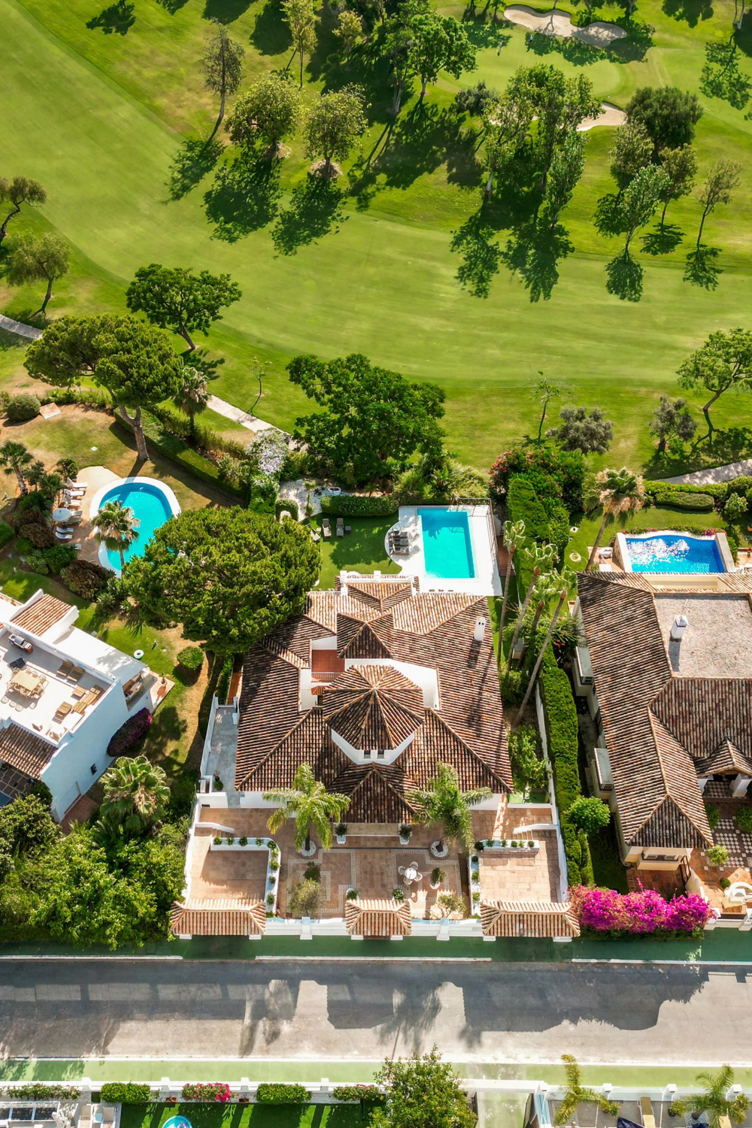 Stunning frontline golf villa with panoramic mountain views to La Concha as well as overlooking the beautiful Aloha Golf course.