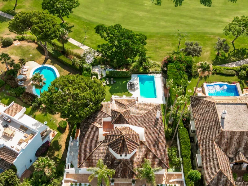 Stunning frontline golf villa with panoramic mountain views to La Concha as well as overlooking the beautiful Aloha Golf course.