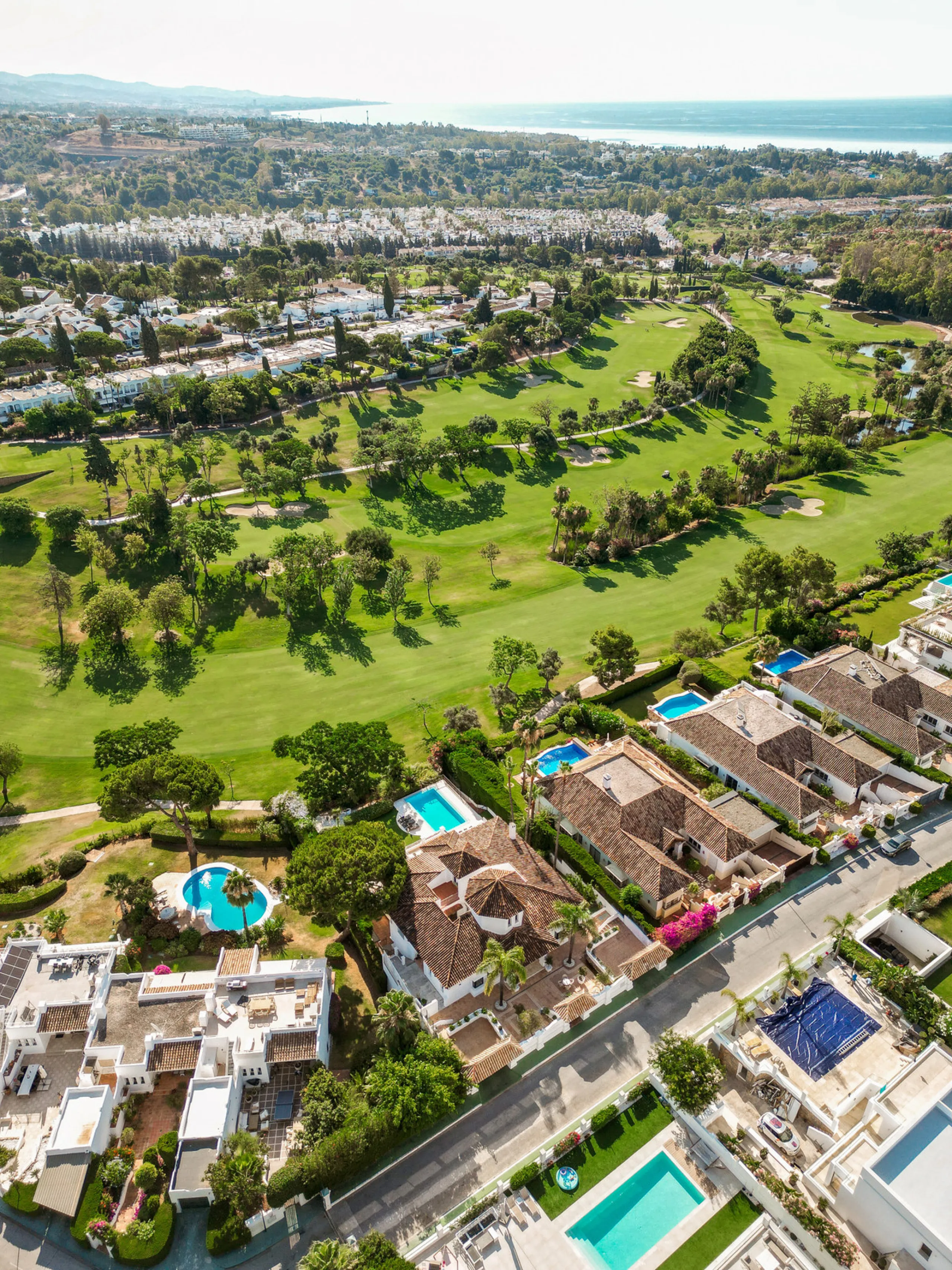 Stunning frontline golf villa with panoramic mountain views to La Concha as well as overlooking the beautiful Aloha Golf course.
