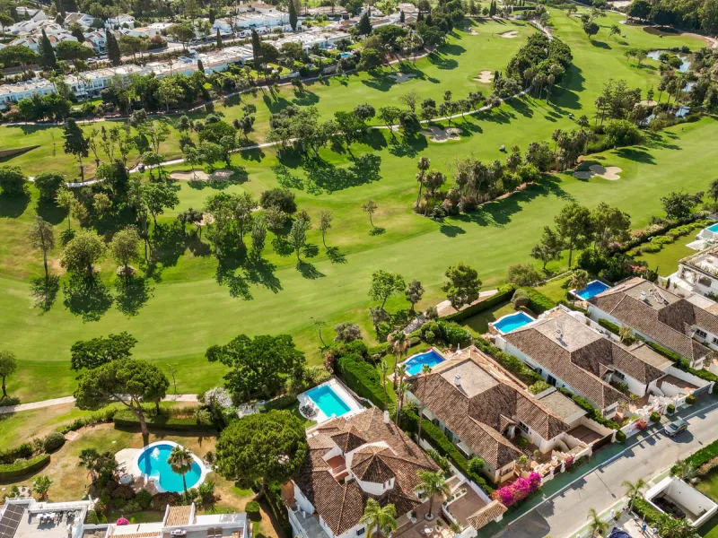 Stunning frontline golf villa with panoramic mountain views to La Concha as well as overlooking the beautiful Aloha Golf course.