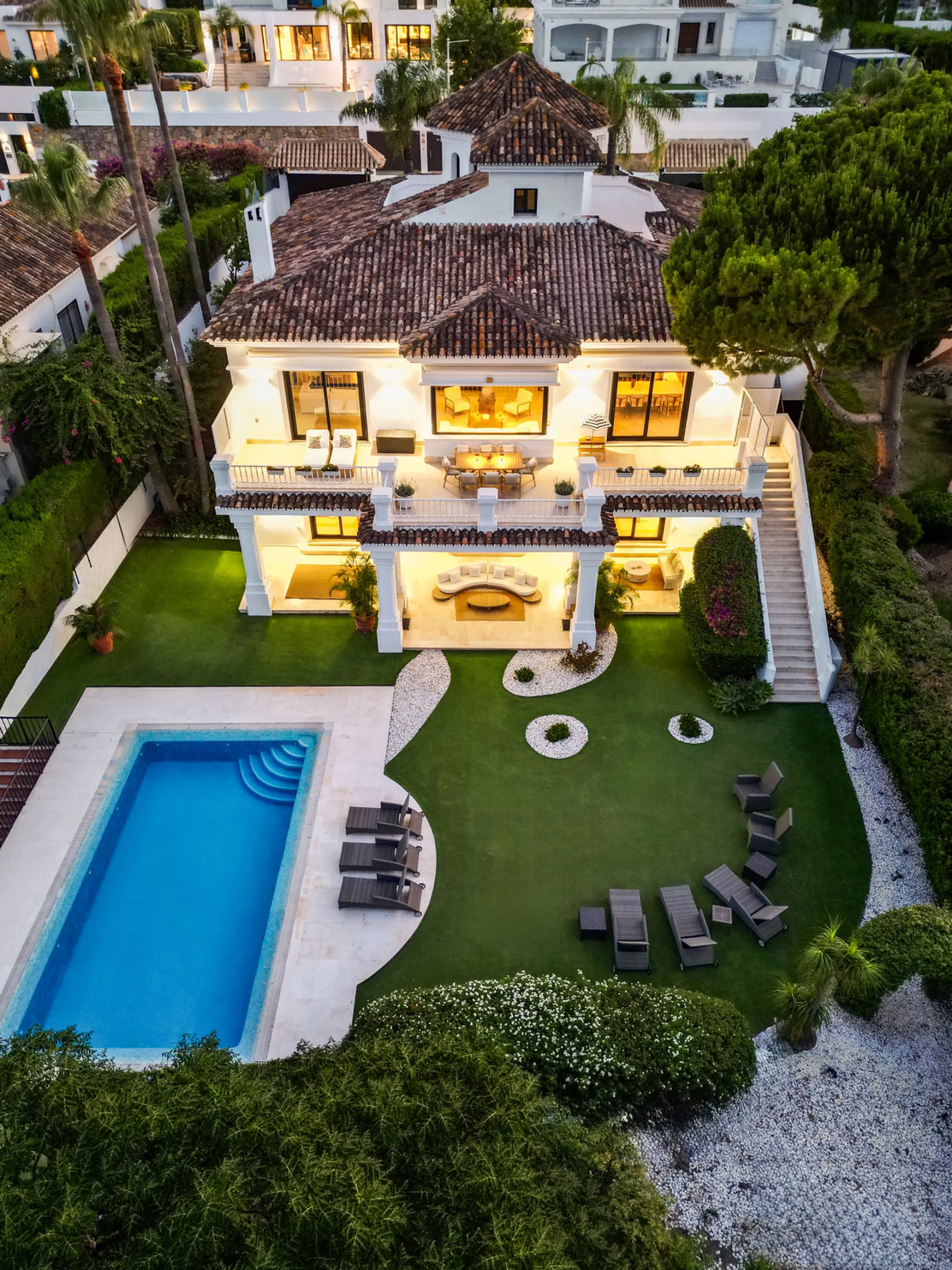 Stunning frontline golf villa with panoramic mountain views to La Concha as well as overlooking the beautiful Aloha Golf course.