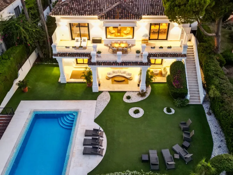 Stunning frontline golf villa with panoramic mountain views to La Concha as well as overlooking the beautiful Aloha Golf course.