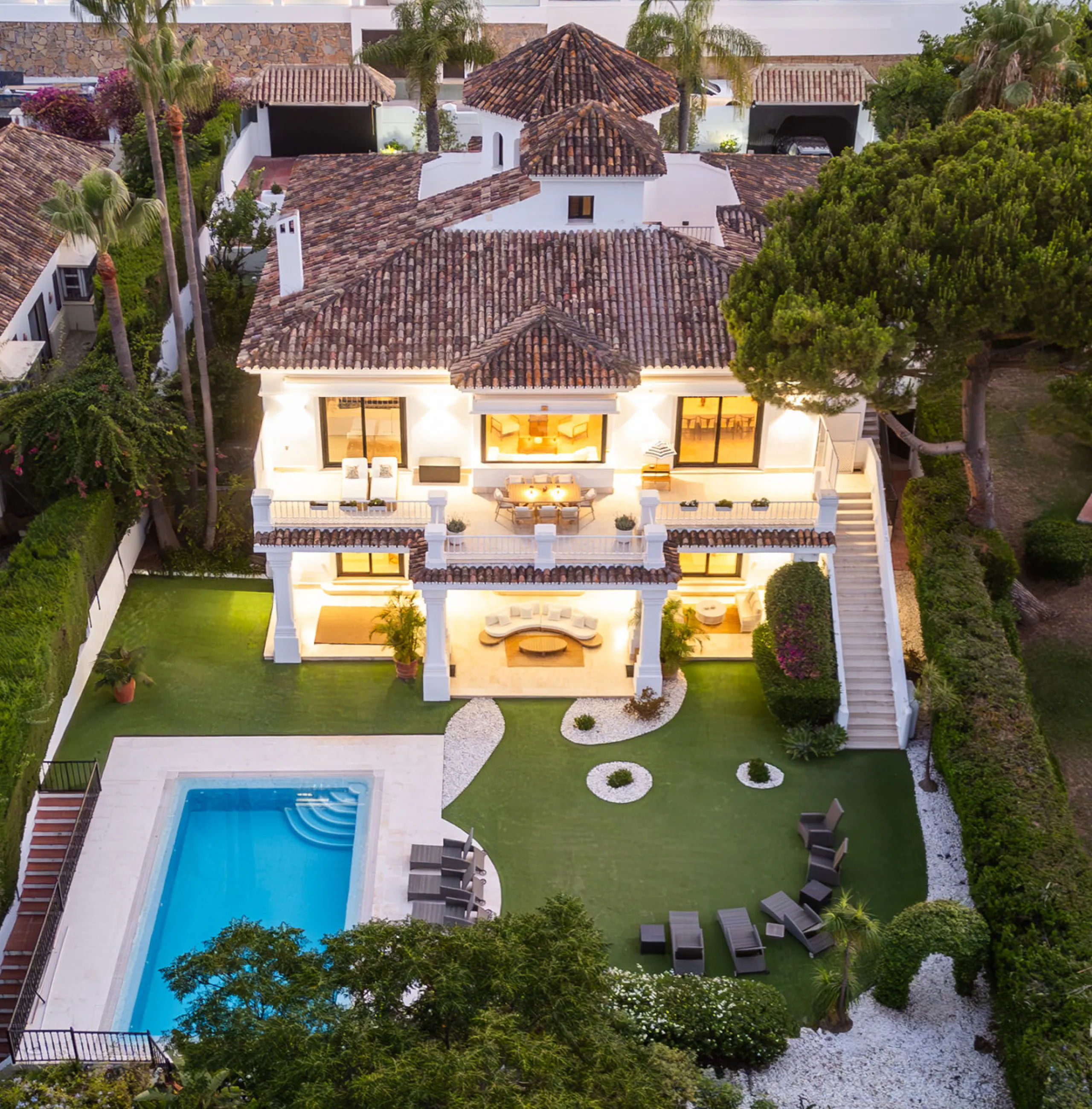 Stunning frontline golf villa with panoramic mountain views to La Concha as well as overlooking the beautiful Aloha Golf course.