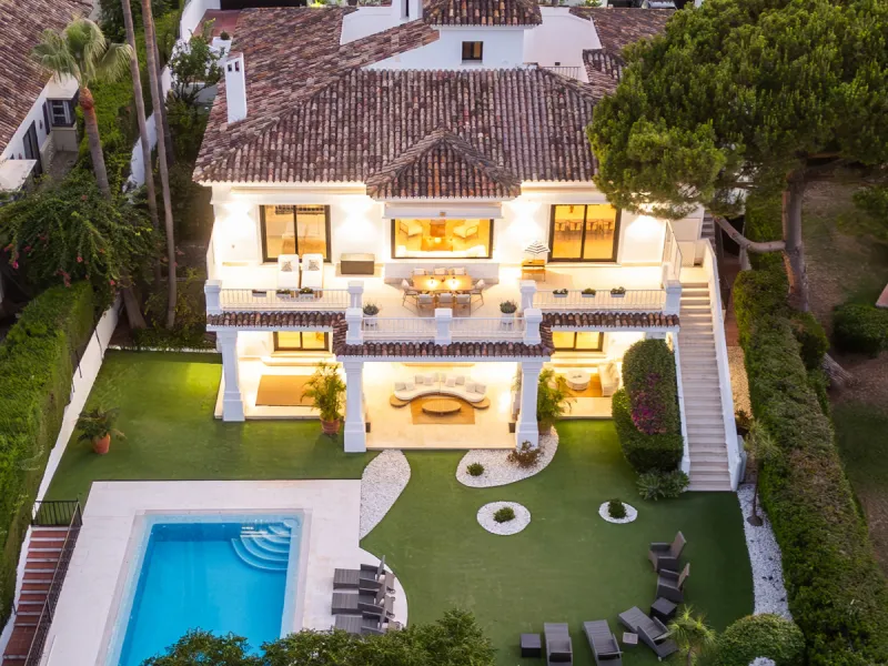 Stunning frontline golf villa with panoramic mountain views to La Concha as well as overlooking the beautiful Aloha Golf course.