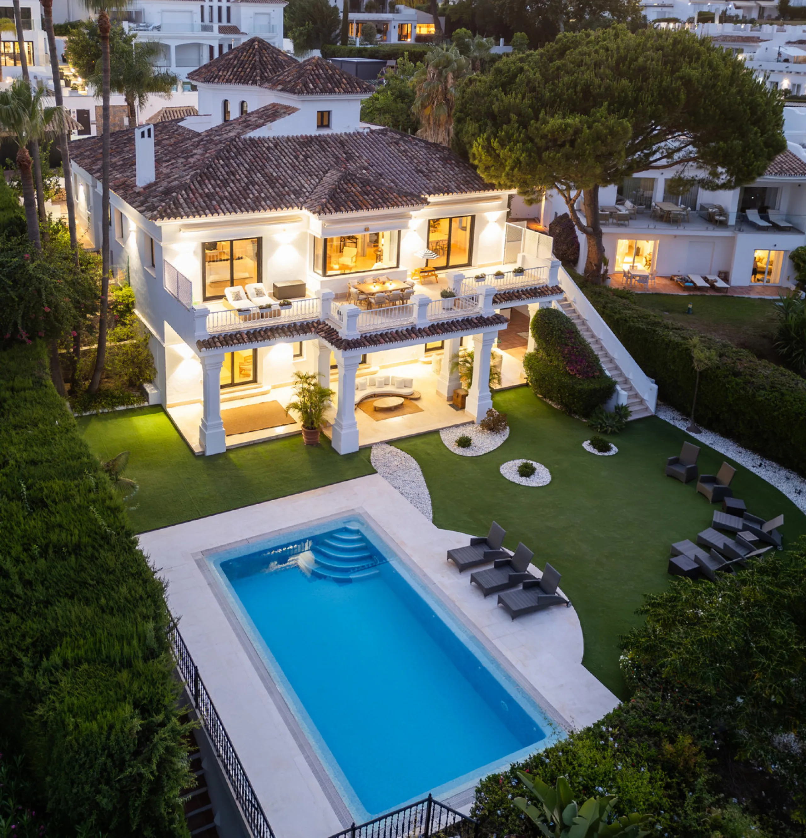 Stunning frontline golf villa with panoramic mountain views to La Concha as well as overlooking the beautiful Aloha Golf course.