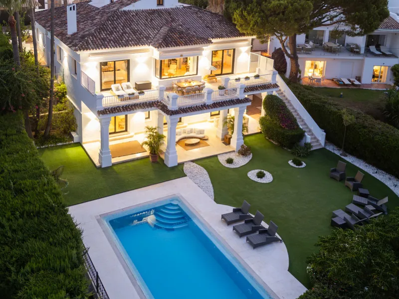 Stunning frontline golf villa with panoramic mountain views to La Concha as well as overlooking the beautiful Aloha Golf course.