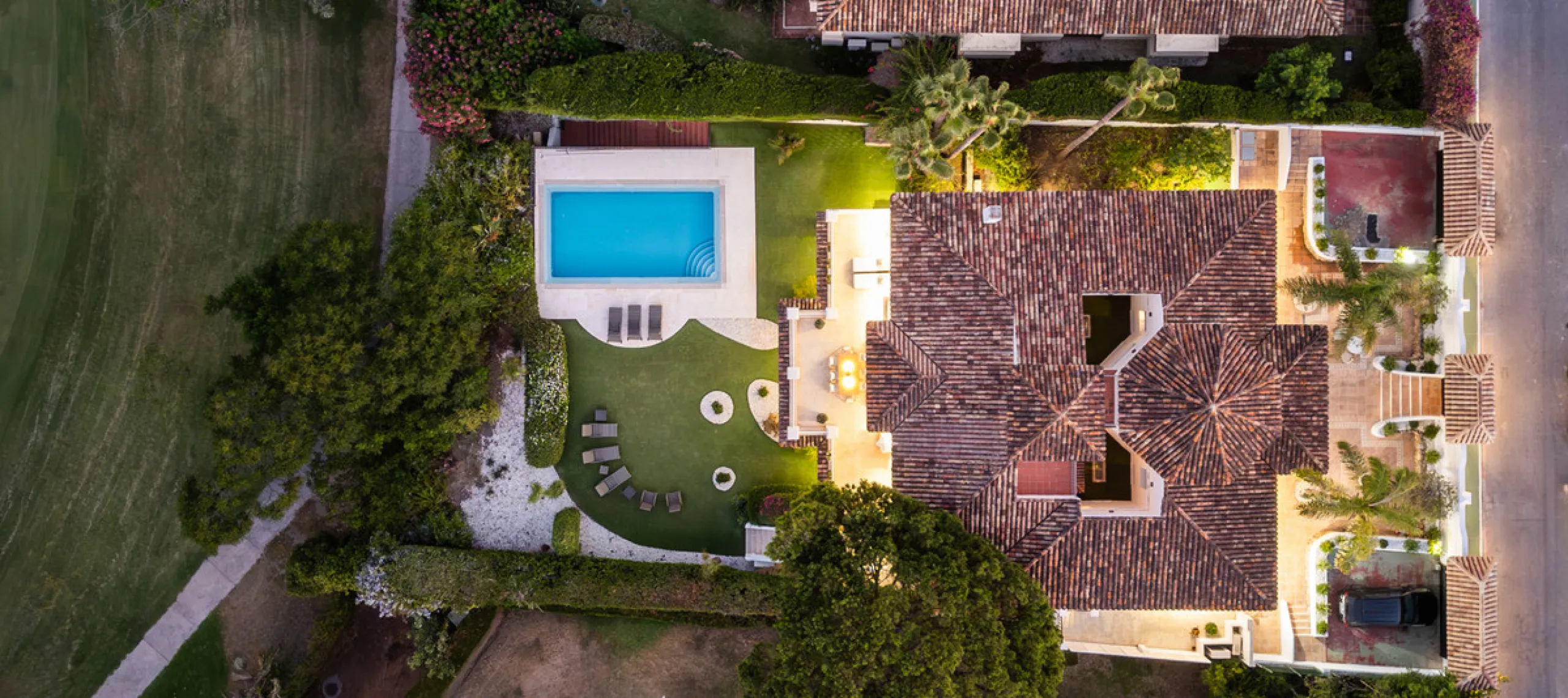 Stunning frontline golf villa with panoramic mountain views to La Concha as well as overlooking the beautiful Aloha Golf course.