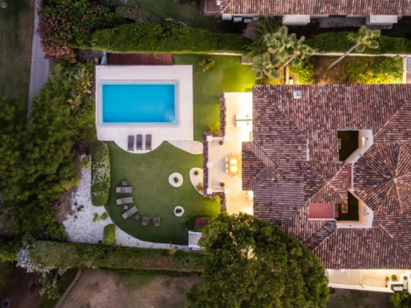 Stunning frontline golf villa with panoramic mountain views to La Concha as well as overlooking the beautiful Aloha Golf course.