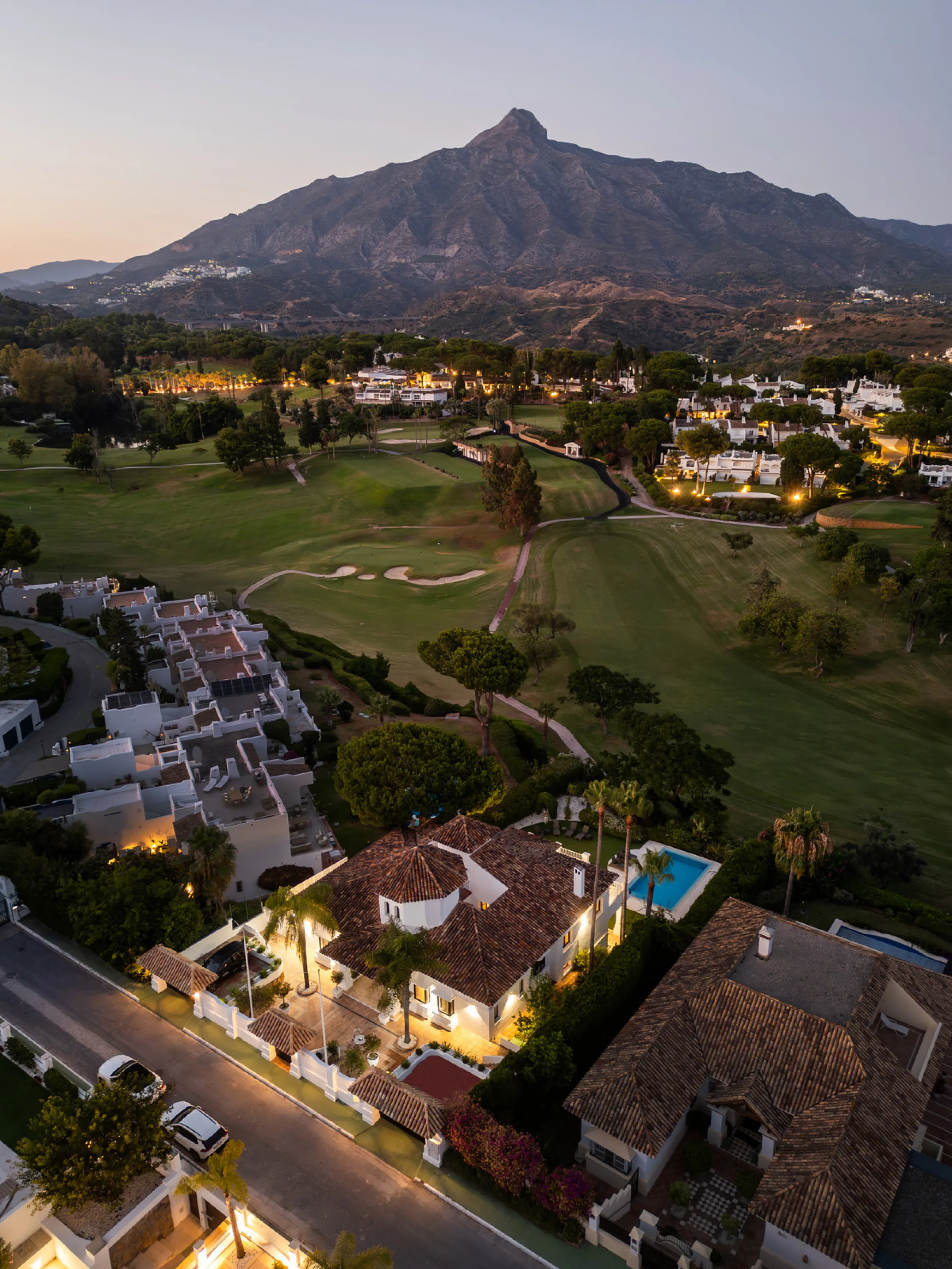 Stunning frontline golf villa with panoramic mountain views to La Concha as well as overlooking the beautiful Aloha Golf course.