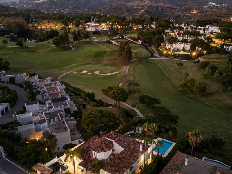 Stunning frontline golf villa with panoramic mountain views to La Concha as well as overlooking the beautiful Aloha Golf course.