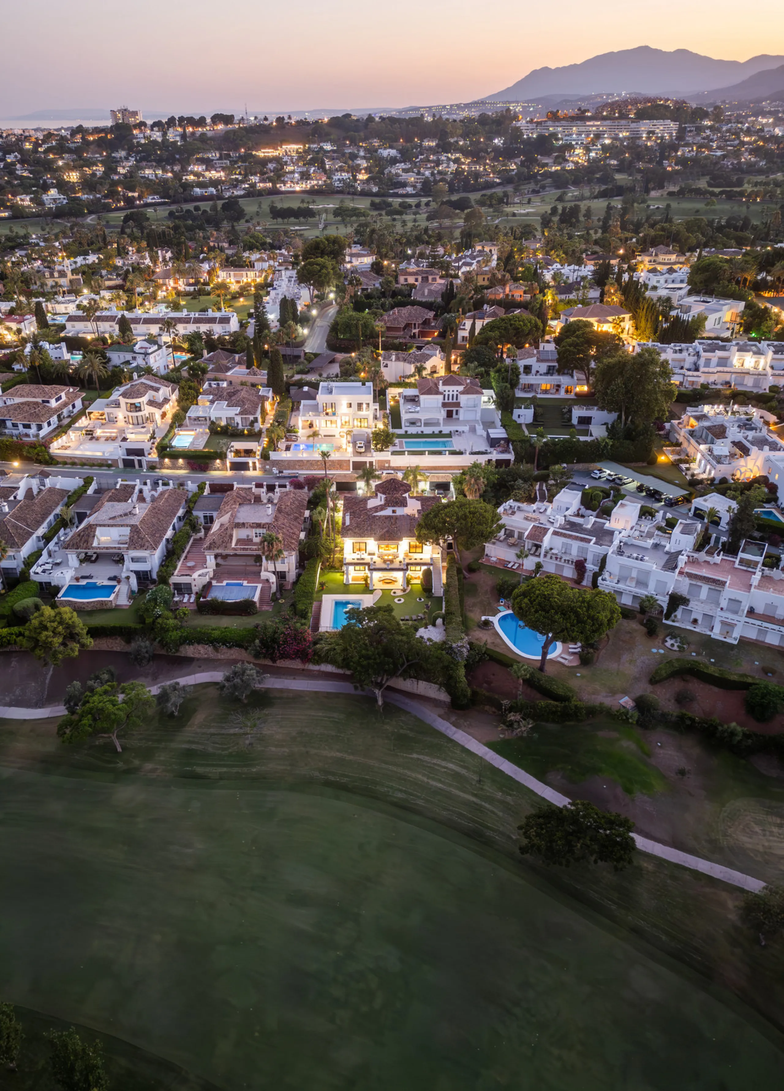 Stunning frontline golf villa with panoramic mountain views to La Concha as well as overlooking the beautiful Aloha Golf course.