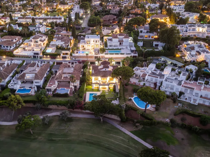 Stunning frontline golf villa with panoramic mountain views to La Concha as well as overlooking the beautiful Aloha Golf course.