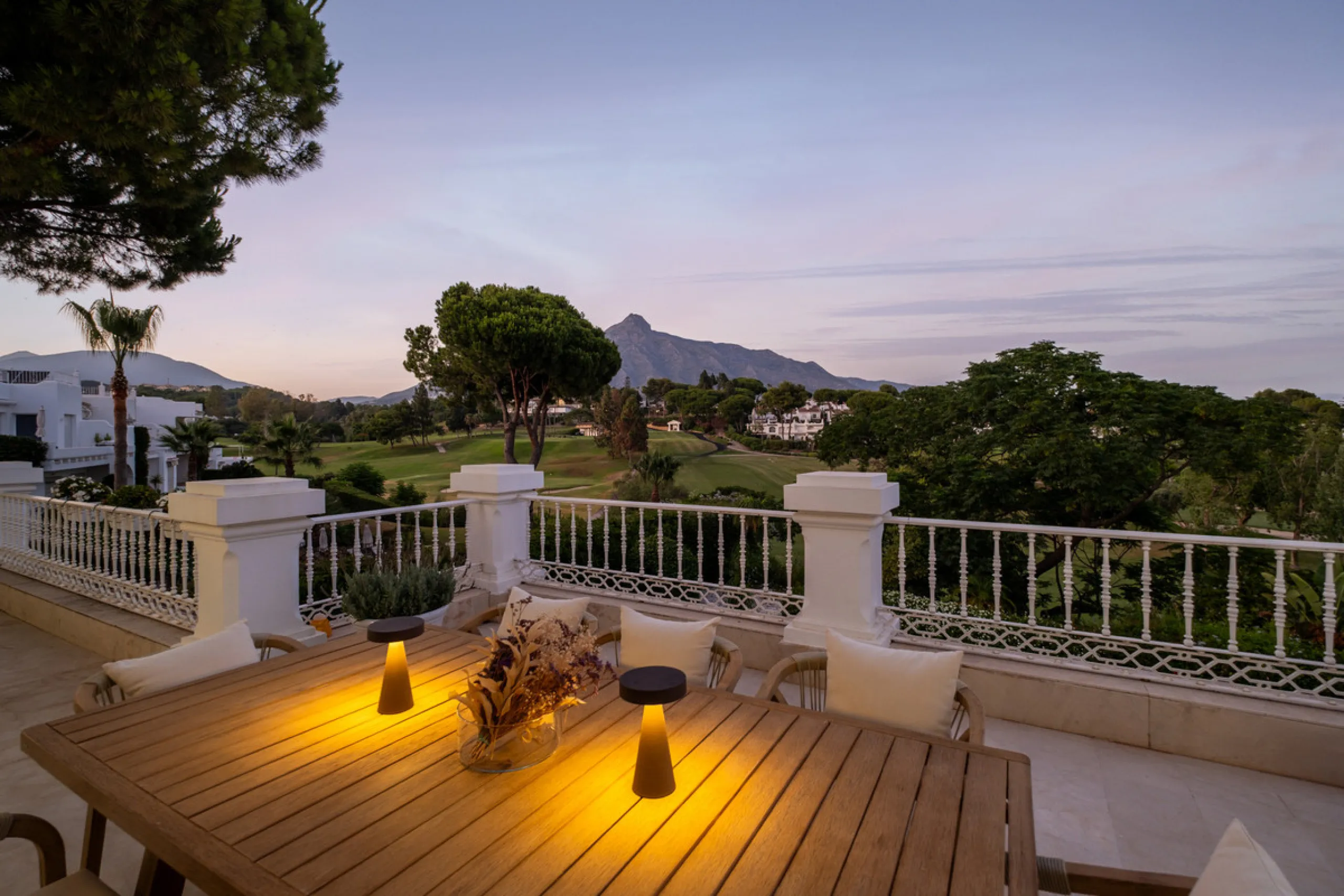 Stunning frontline golf villa with panoramic mountain views to La Concha as well as overlooking the beautiful Aloha Golf course.