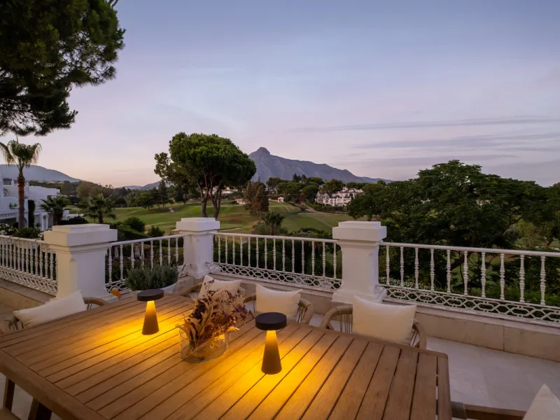 Stunning frontline golf villa with panoramic mountain views to La Concha as well as overlooking the beautiful Aloha Golf course.
