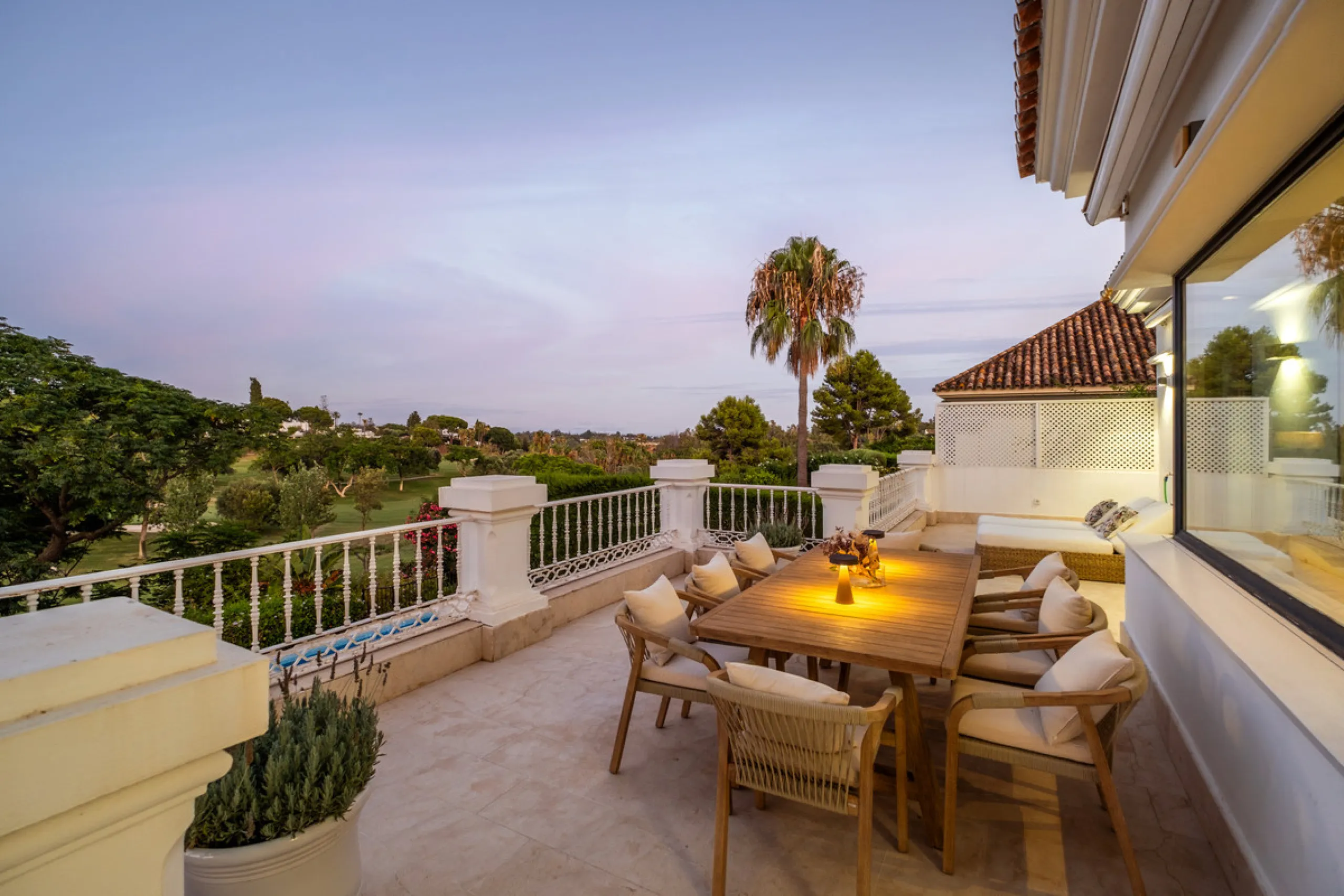 Stunning frontline golf villa with panoramic mountain views to La Concha as well as overlooking the beautiful Aloha Golf course.