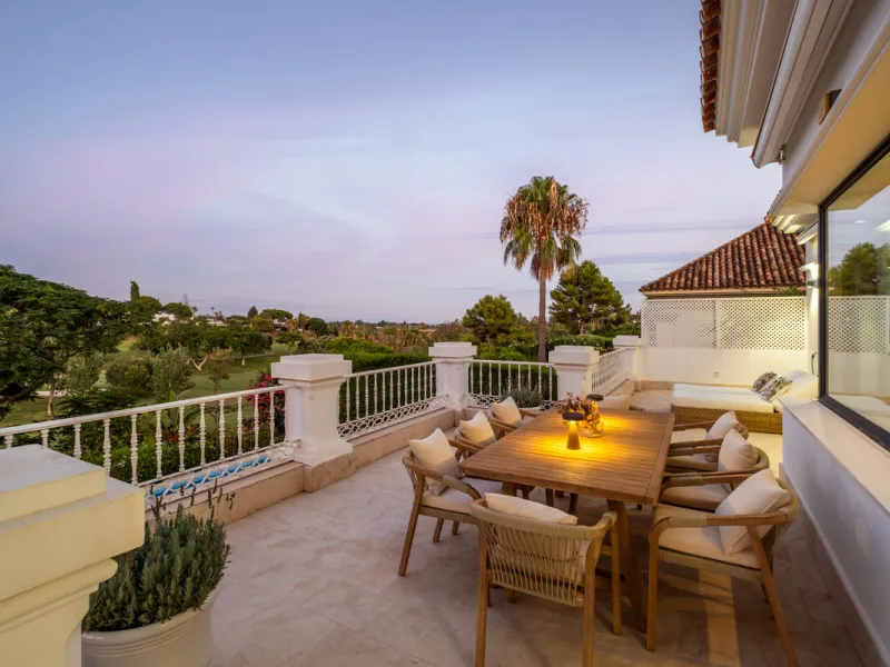 Stunning frontline golf villa with panoramic mountain views to La Concha as well as overlooking the beautiful Aloha Golf course.
